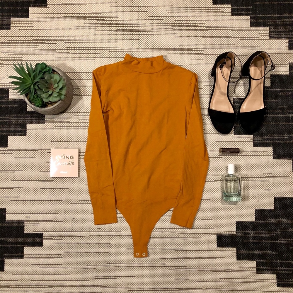 NWOT | AA | OPEN BACK TURTLE NECK